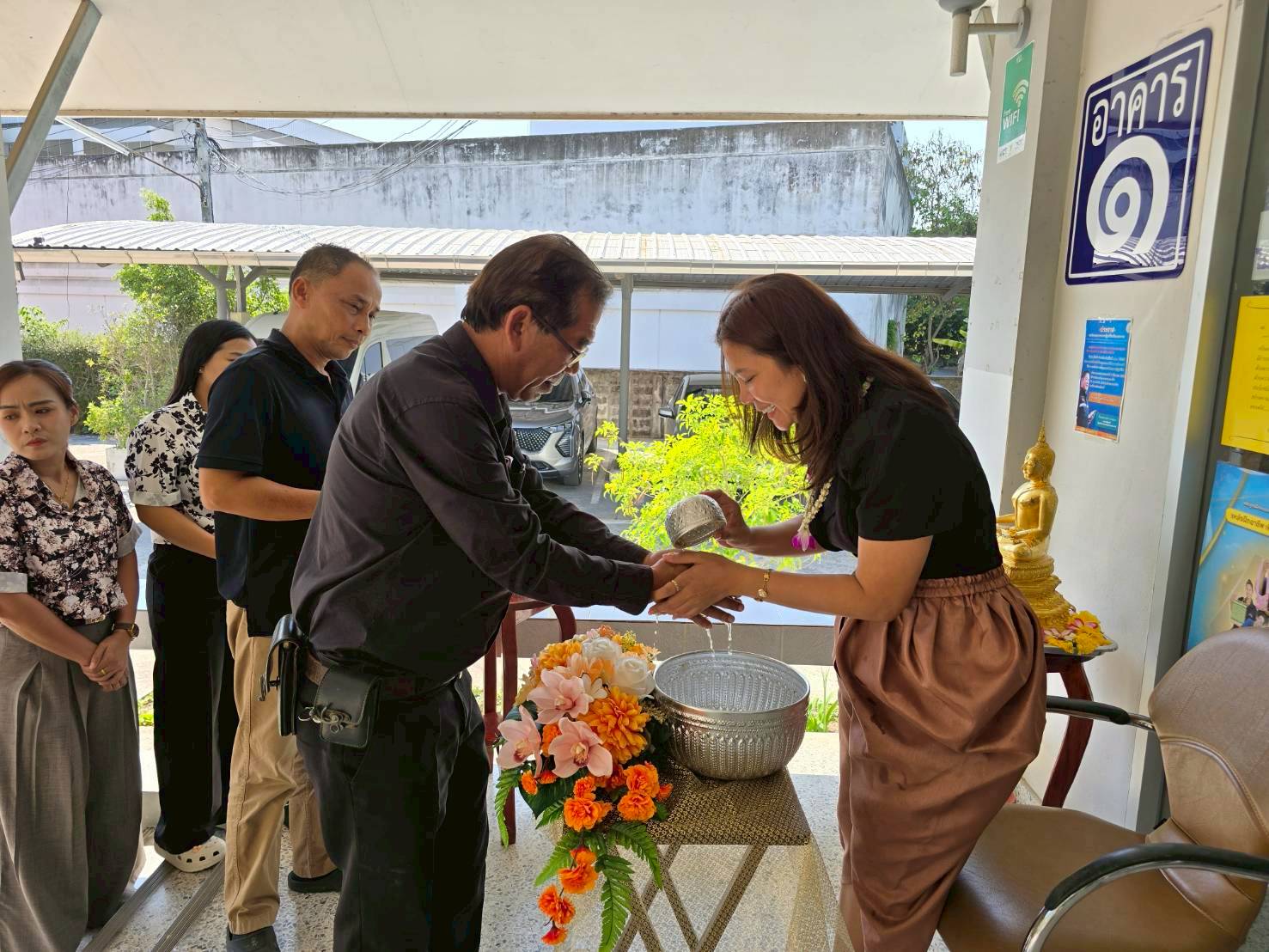 title - สำนักงานการปฏิรูปที่ดินจังหวัดเพชรบุรี ร่วมสืบสานวัฒนธรรม ประเพณีวันสงกรานต์ สรงน้ำพระและ รดน้ำขอพรปฏิรูปที่ดินจังหวัดเพชรบุรี